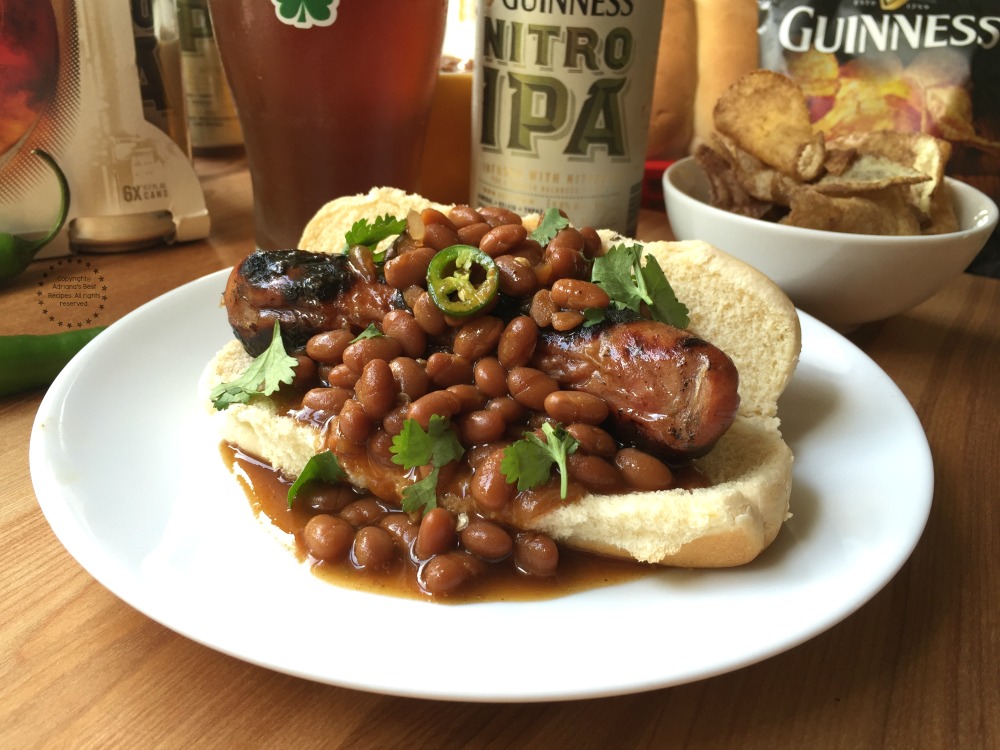 Ricos perros calientes de pollo a la parrilla y cervezas heladas