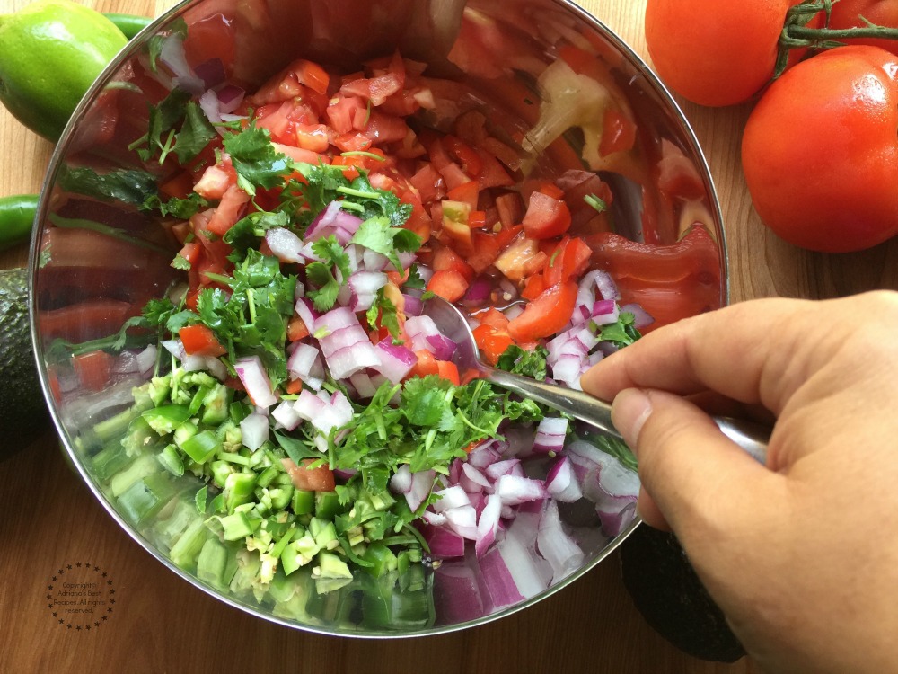 Preparando la salsa pico de gallo para los brats de cerdo picantes