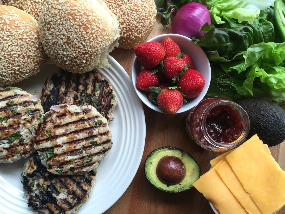 Listos para ensamblar las hamburguesas Listos para ensamblar las hamburguesas