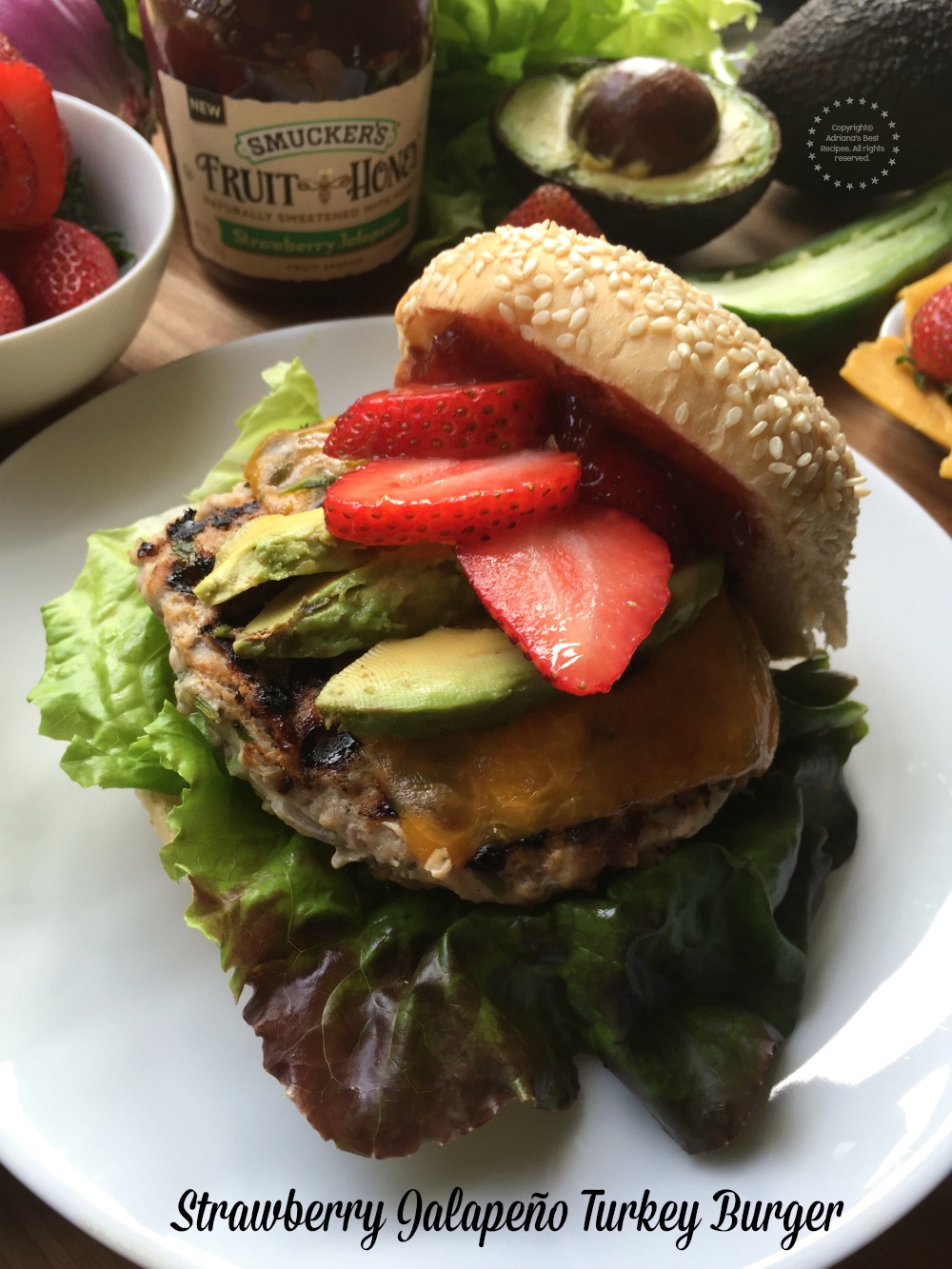 Sabrosa hamburguesa de pavo y fresas con jalapeno con toques de picante y acidulado perfecta combinacion