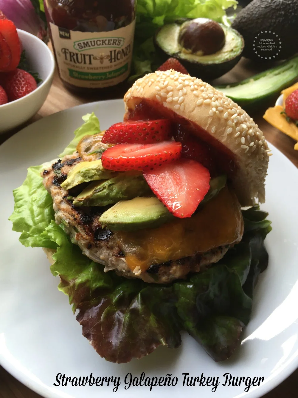 Sabrosa hamburguesa de pavo y fresas con jalapeno con toques de picante y acidulado perfecta combinacion Sabrosa hamburguesa de pavo y fresas con jalapeno con toques de picante y acidulado perfecta combinacion