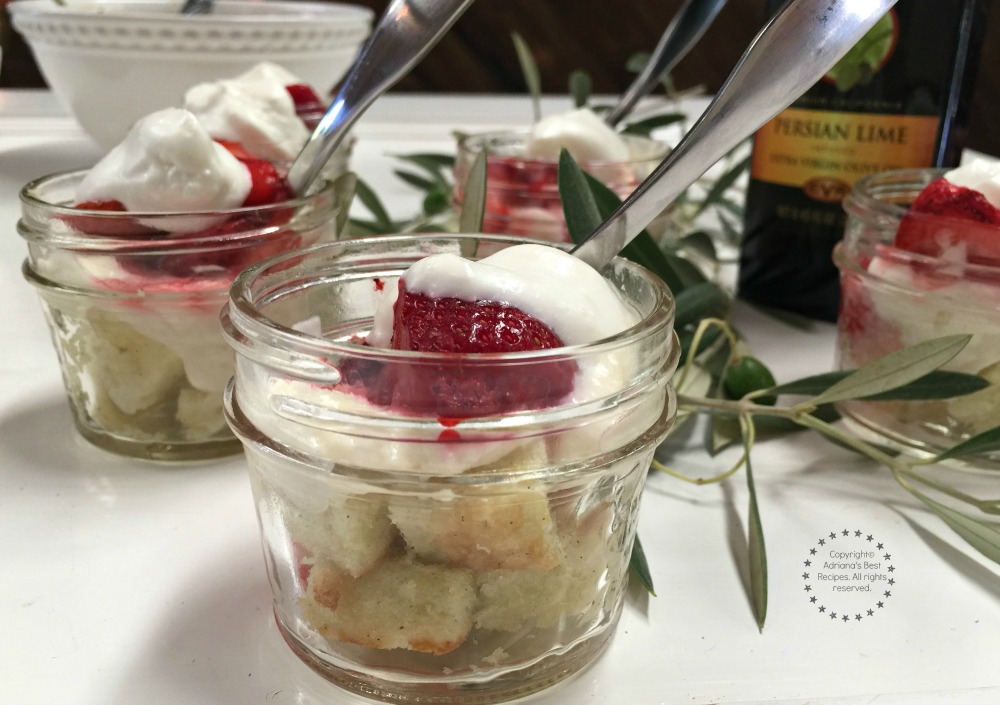 Compota de panqué de aceite de oliva acompañado de crema y fresas frescas