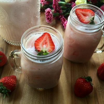 Horchata de fresas fácil de hacer y apropiada para celebrar la herencia hispana