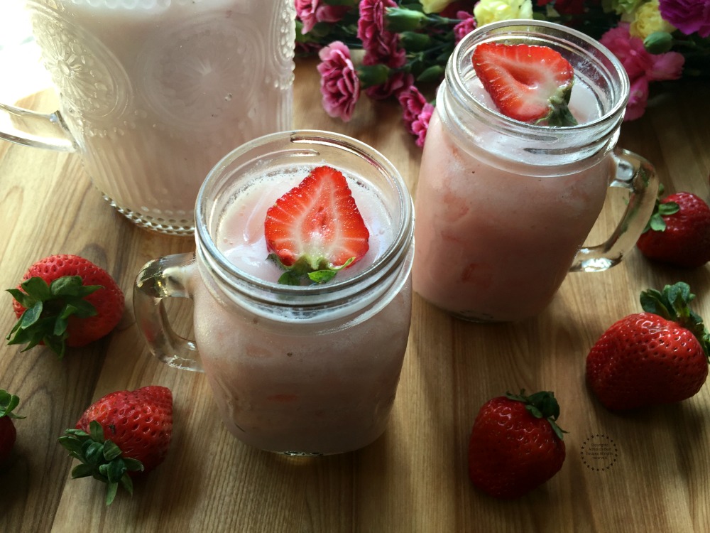 Horchata de fresas fácil de hacer y apropiada para celebrar la herencia hispana