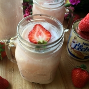 Receta para la horchata de fresas fácil. Hecha con fresas frescas, extracto de almendras y leche condensada NESTLE LA LECHERA Sweetened Condensed Milk