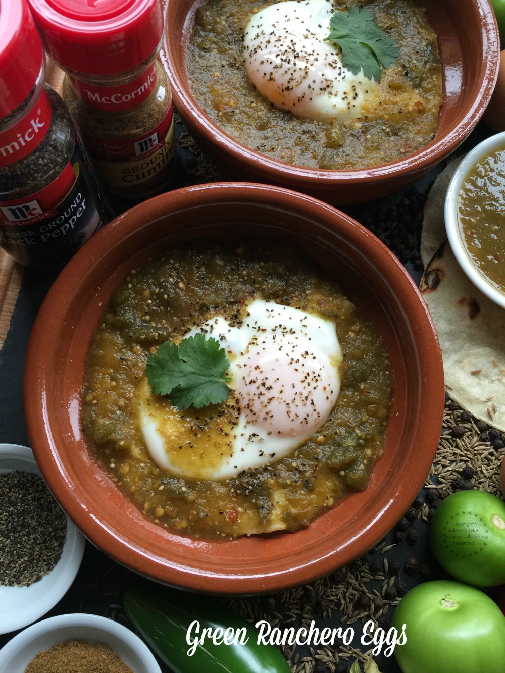 Unos ricos huevos rancheros verdes para celebrar mi cultura mexicana