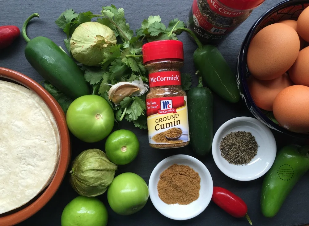 Ingredientes para los huevos rancheros verdes Ingredientes para los huevos rancheros verdes