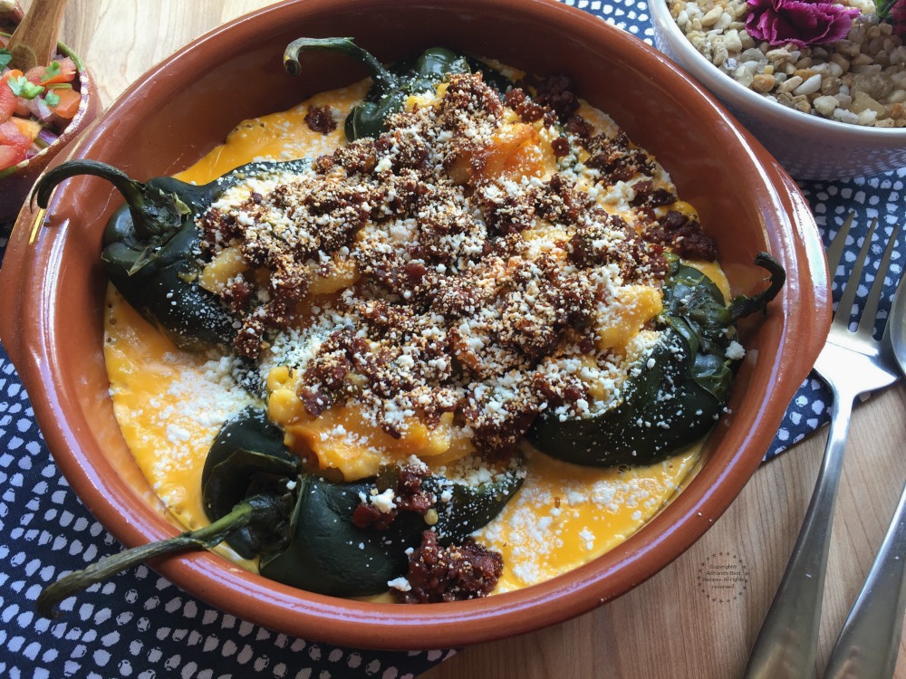 Chiles rellenos de macarrones listos para servir