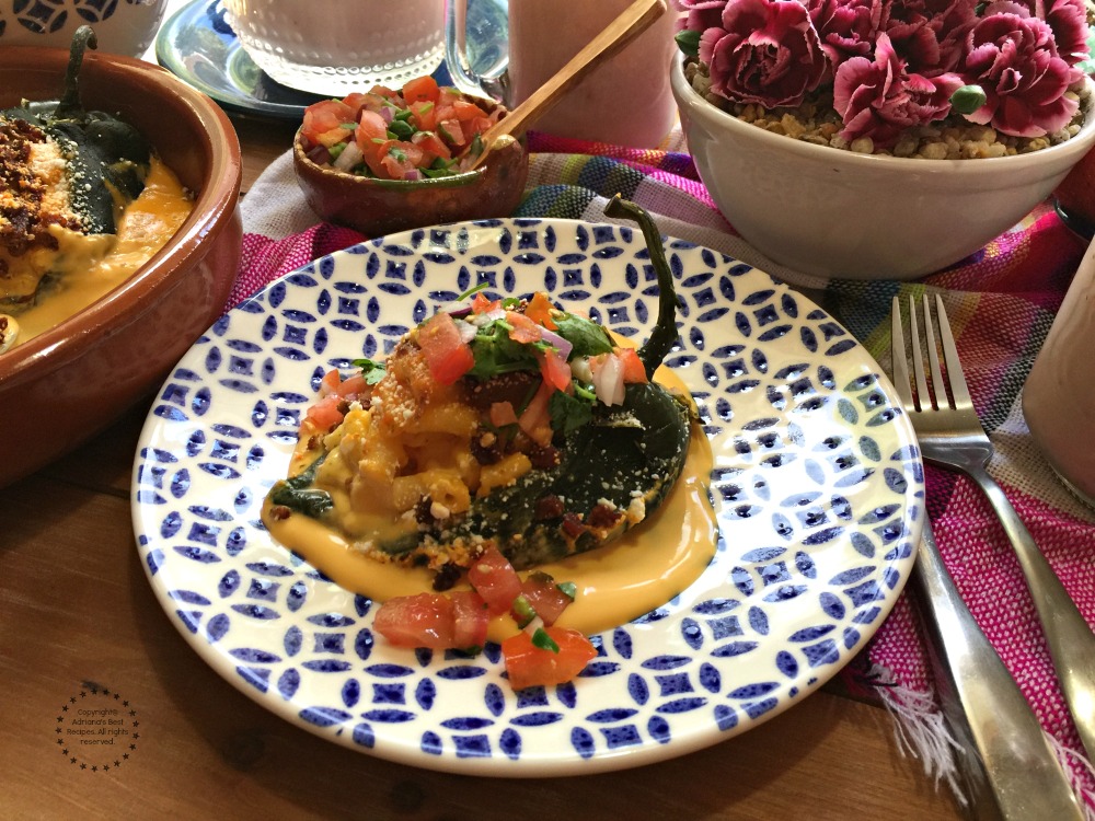 Sugerencia para servir los chiles rellenos de macarrones