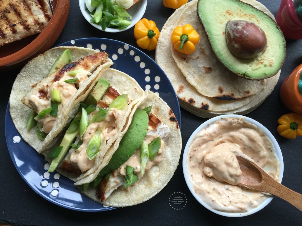 Los tacos de pescado con mayonesa picante listos para comer