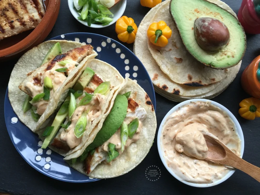 Los tacos de pescado con mayonesa picante listos para comer Los tacos de pescado con mayonesa picante listos para comer