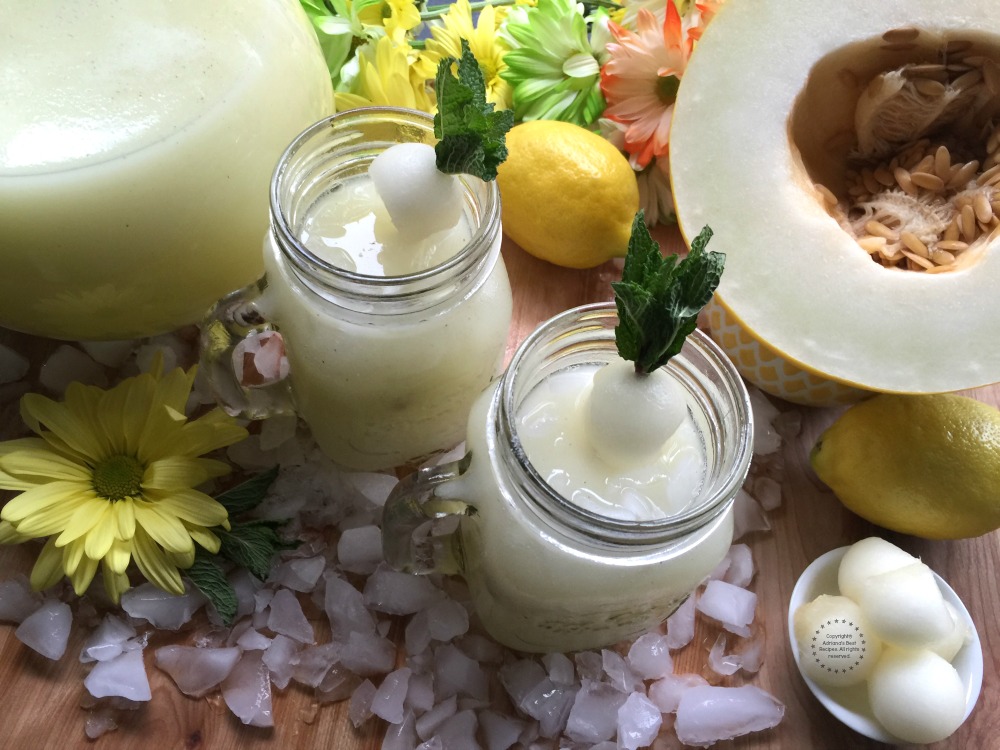 Esta agua fresca de melón dorado se puede acompañar de una banderilla hecha con una rama de menta y melón