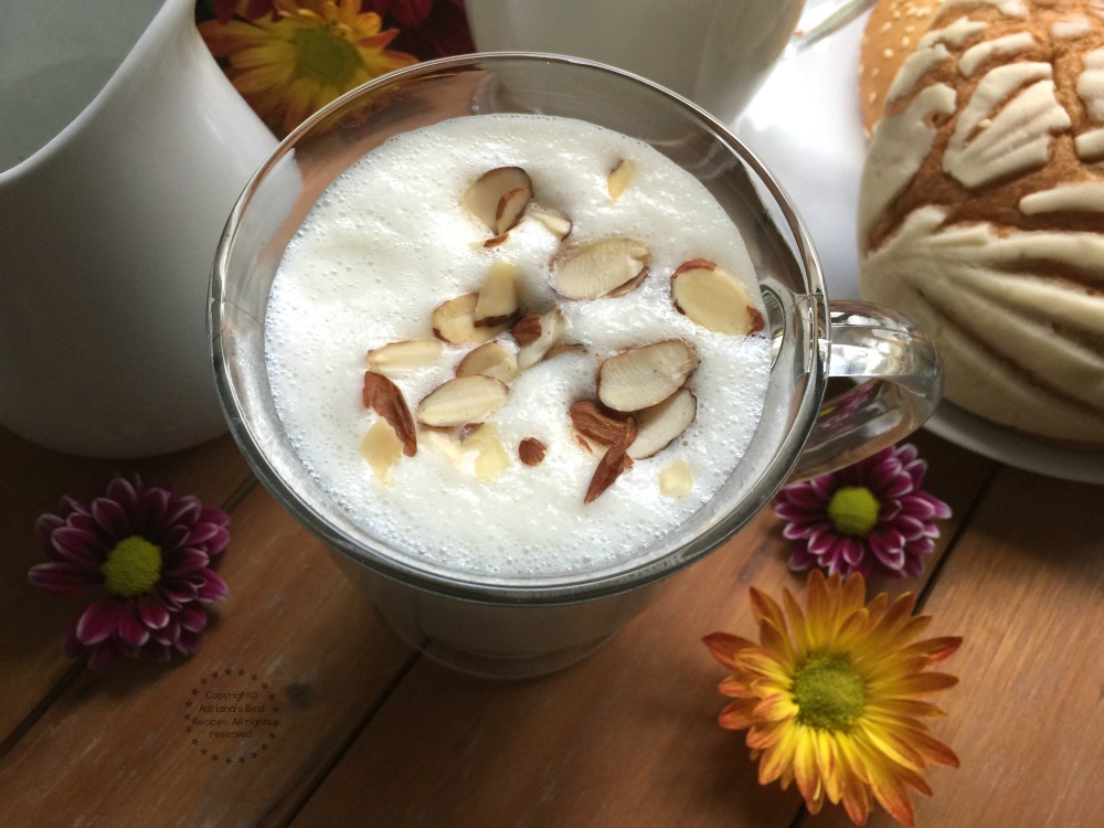 Este atole de almendras me transporta a mi niñez