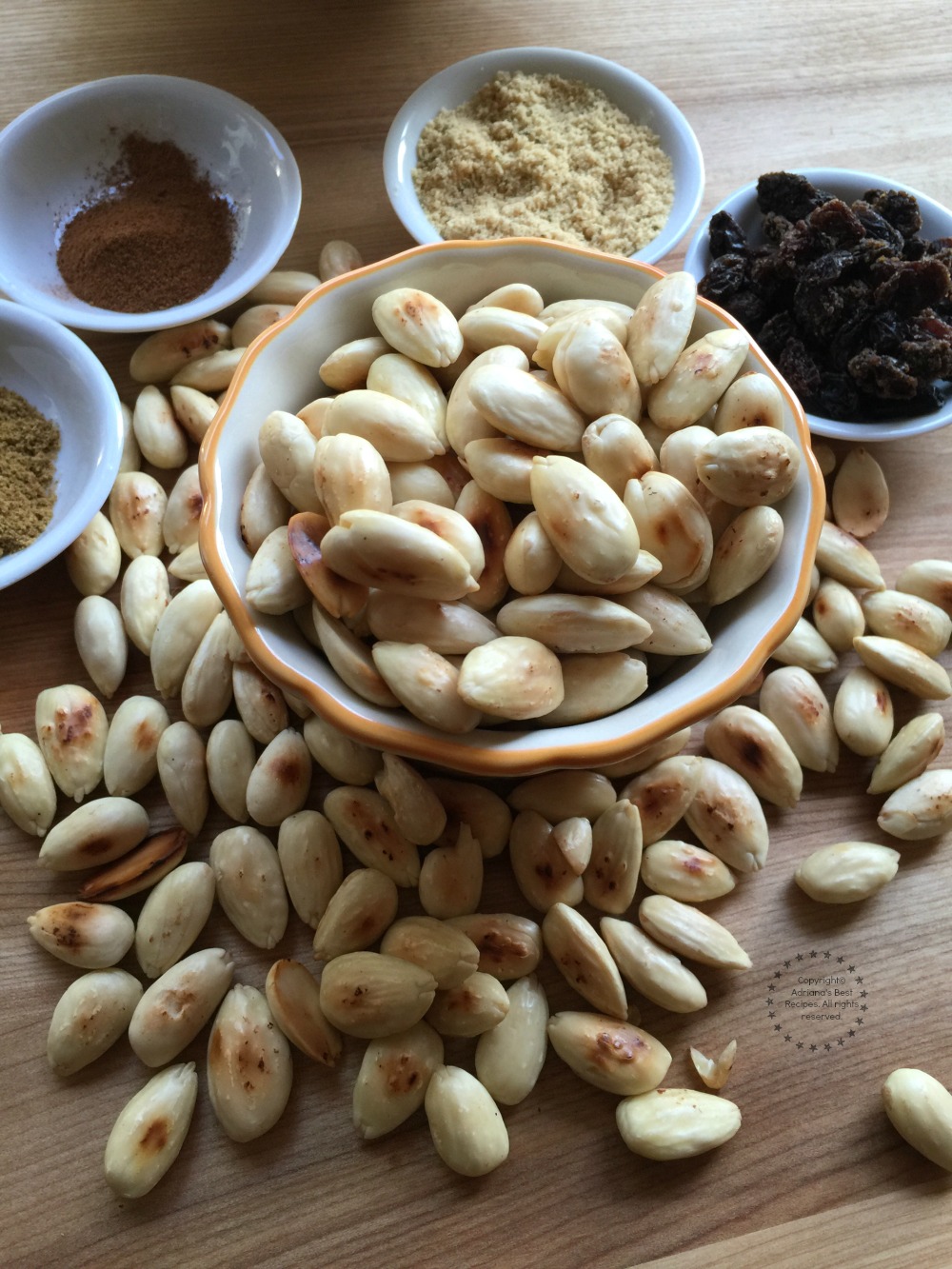 Almendras blanqueadas y tostadas para el almendrado o mole de almendras