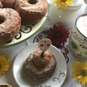 Deliciosas donas de canela estilo churro. Servidas con dulce de leche y chocolate caliente con canela