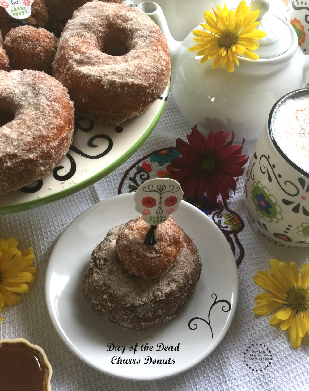 Deliciosas donas de canela estilo churro. Servidas con dulce de leche y chocolate caliente con canela