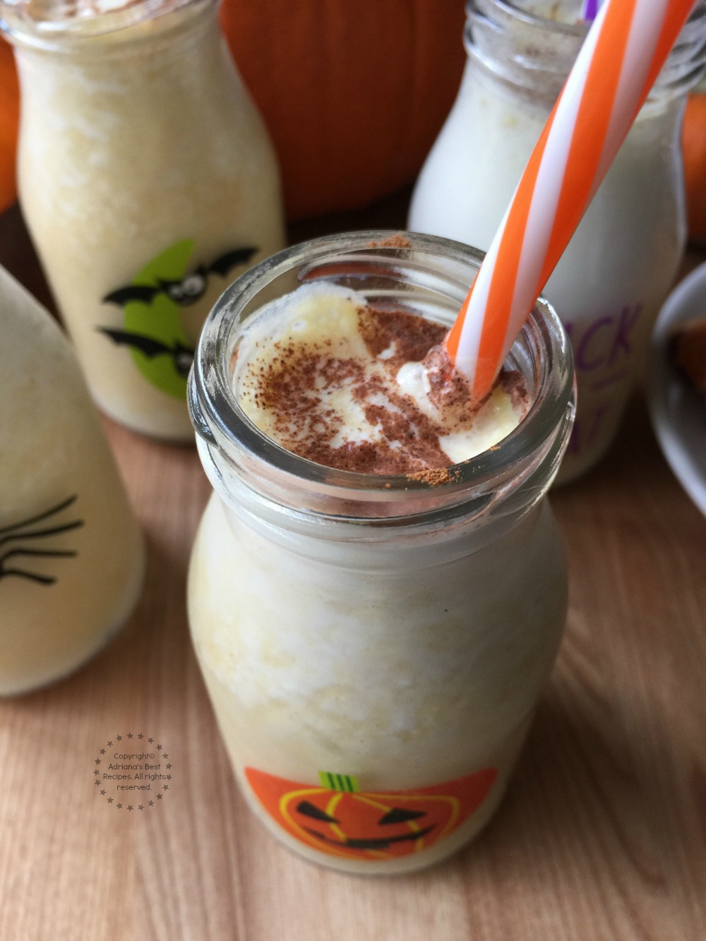 Agrega un poco de canela en polvo a esta malteada de calabaza Agrega un poco de canela en polvo a esta malteada de calabaza