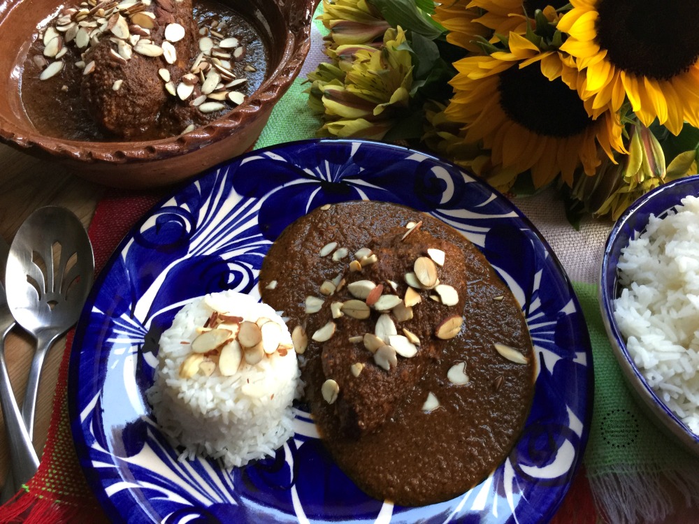 Esta es nuestra sugerencia para servir en la cena de Día de Muertos, Pollo Almendrado