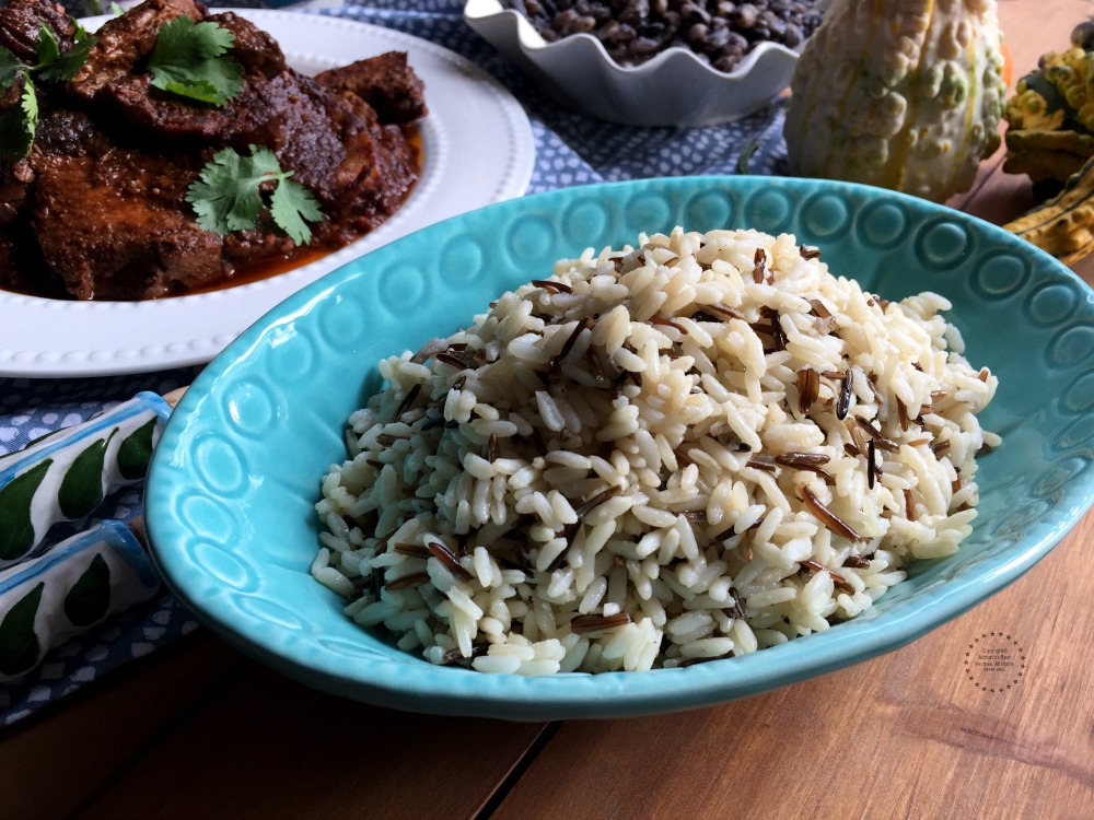 Acompañando el puerco enchilado con arroz silvestre y frijoles orca