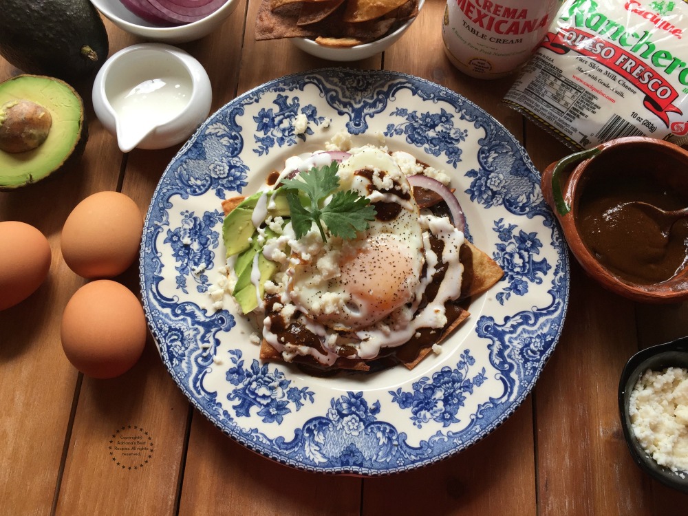 Los chilaquiles de mole son la opción perfecta para el desayuno 