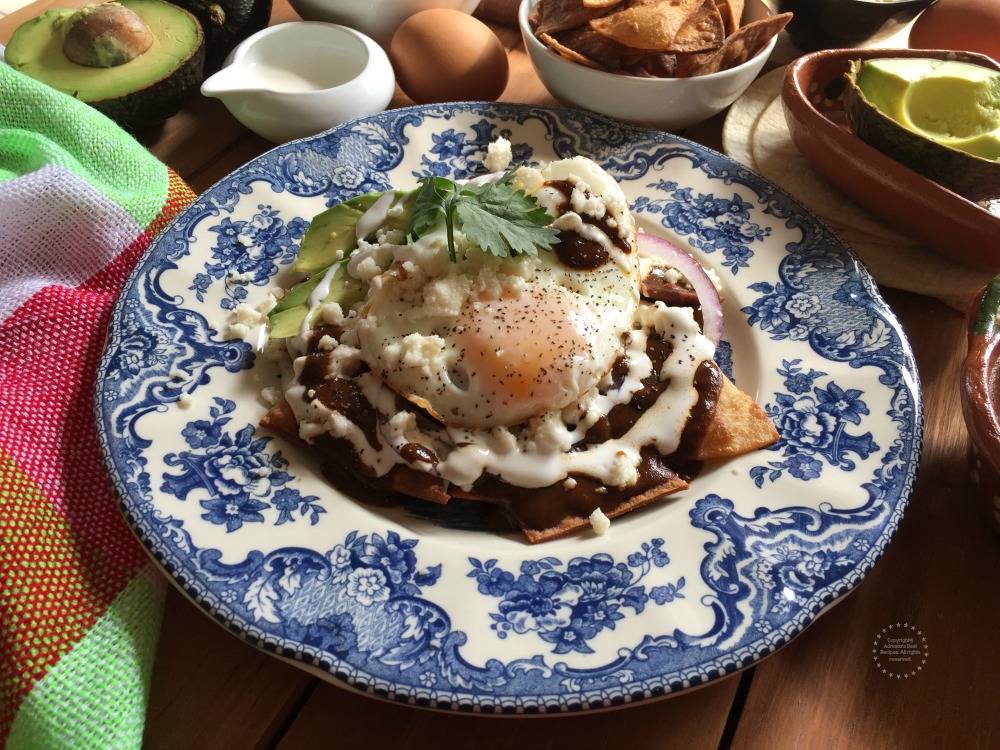 El menú incluye deliciosos chilaquiles de mole