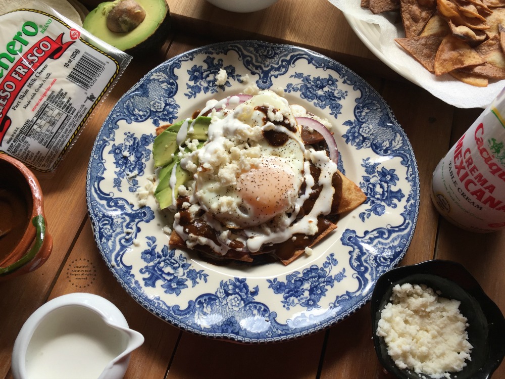 El uso de ingredientes auténticos hace de estos chilaquiles de mole un platillo perfecto