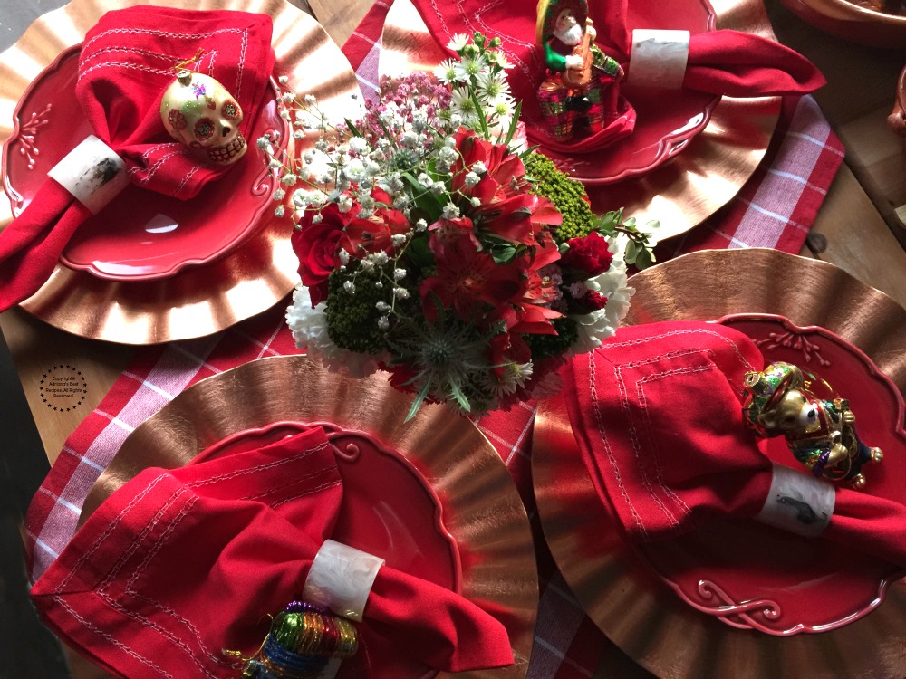 Usando los colores rojos y del cobrizos así como flores frescas para la decoración Usando los colores rojos y del cobrizos así como flores frescas para la decoración