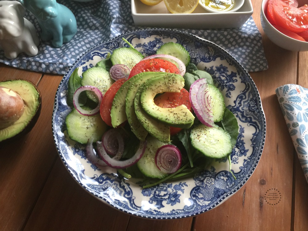 Una ensalada fresca hecha con espinacas, pepinos, tomate, aguacate y cebolla