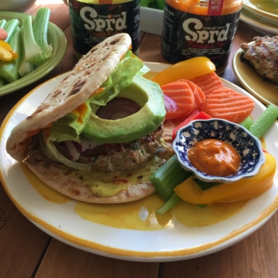 Hamburguesa de Pollo con un Toque Criollo