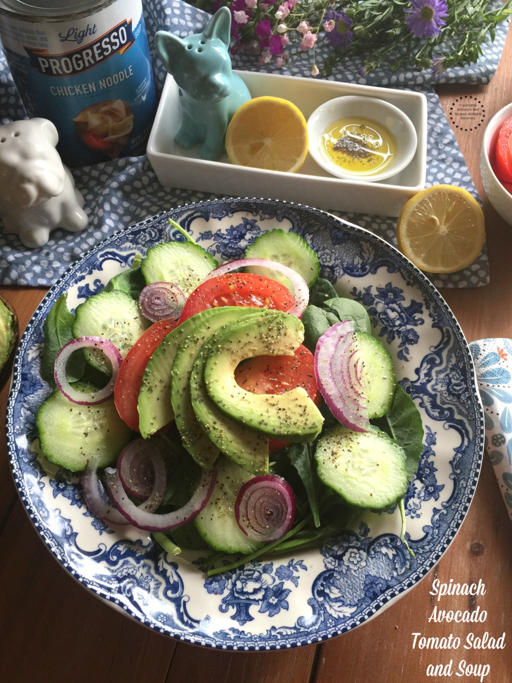 La sopa Progresso Light Chicken Noodle acompañada de una ensalada fresca hacen una comida completa