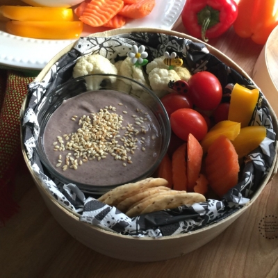 Coloca un poco del humus de frijol en un recipiente y acompaƱa de verduras y galletas