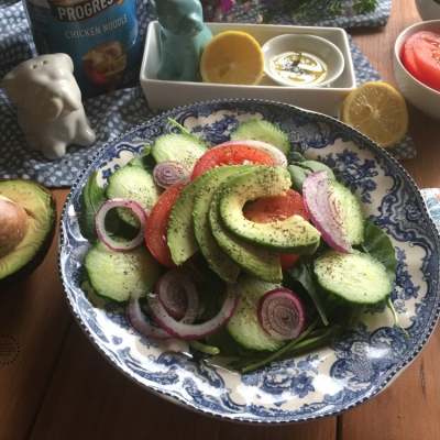 Ensalada de Espinaca con Aguacate y Tomate acompañada de una rica sopa