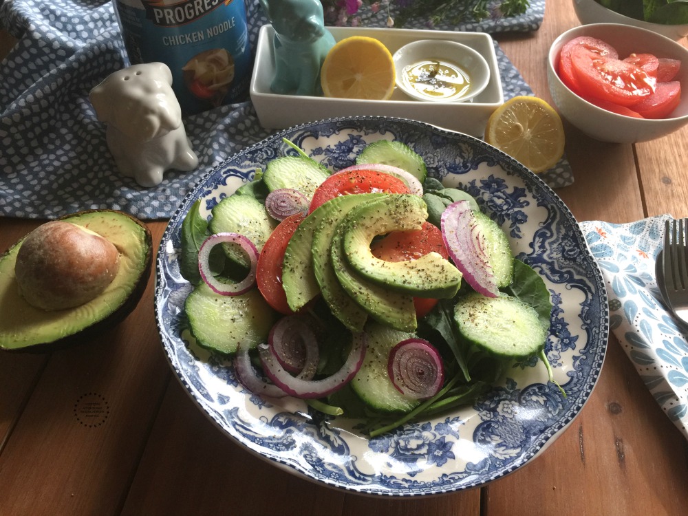 Ensalada de Espinaca con Aguacate y Tomate acompañada de una rica sopa