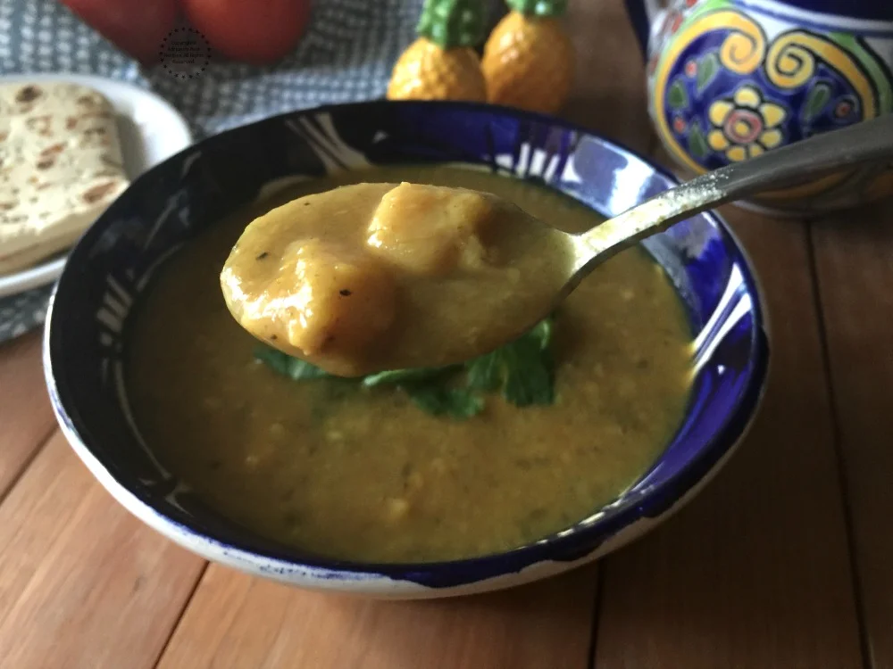 La sopa de habas con cúrcuma es muy sabrosa y satisface el hambre La sopa de habas con cúrcuma es muy sabrosa y satisface el hambre