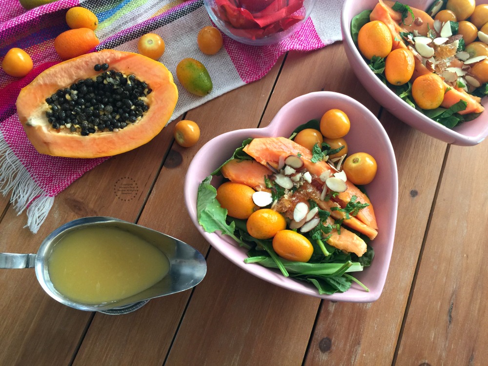 Adereza la Ensalada de Papaya con Kumquats y Aguaymantos con almendras y menta fresca