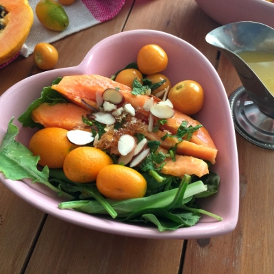 Deliciosa Ensalada de Papaya con Kumquats y Aguaymantos