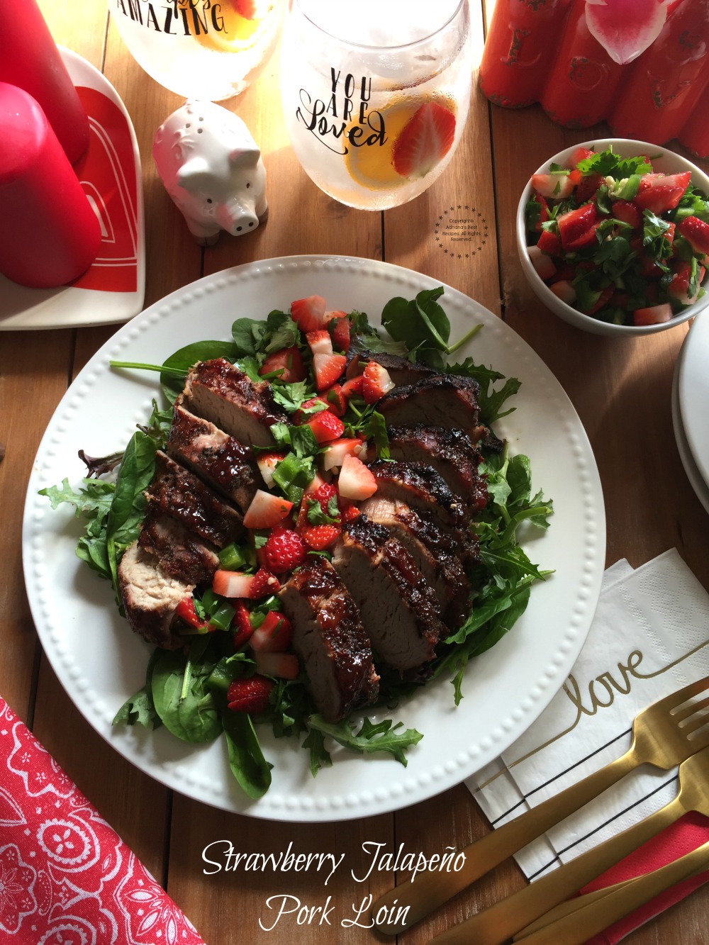 Lomo de Cerdo con Fresas y Jalapeños hecho con lomo de cerdo fresco, mermelada de fresa y jalapeño, cerveza de fresas y especias latinas