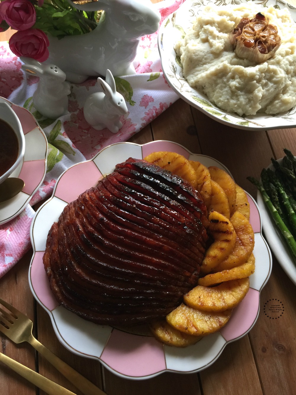 El menú de Pascua incluye Jamón Glaseado con Piña y Chipotle acompañado con puré de papas y ajo asado además de sabrosos espárragos