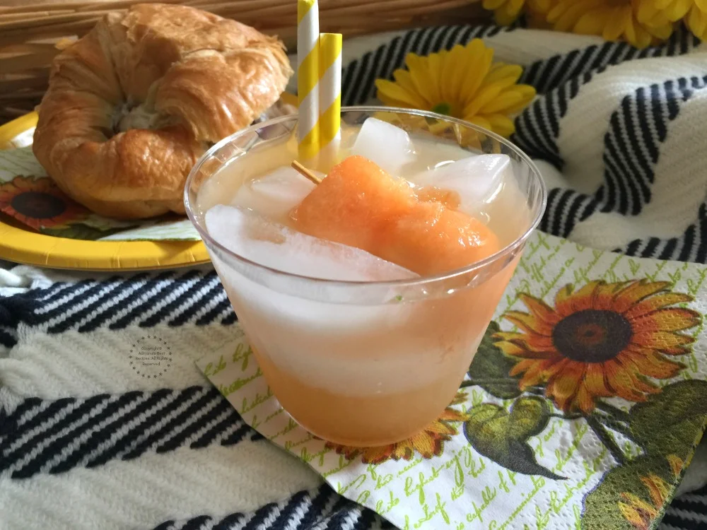 Agua Fresca de Melón Chino y Albahaca Alimonada para disfrutar en un picnic Agua Fresca de Melón Chino y Albahaca Alimonada para disfrutar en un picnic