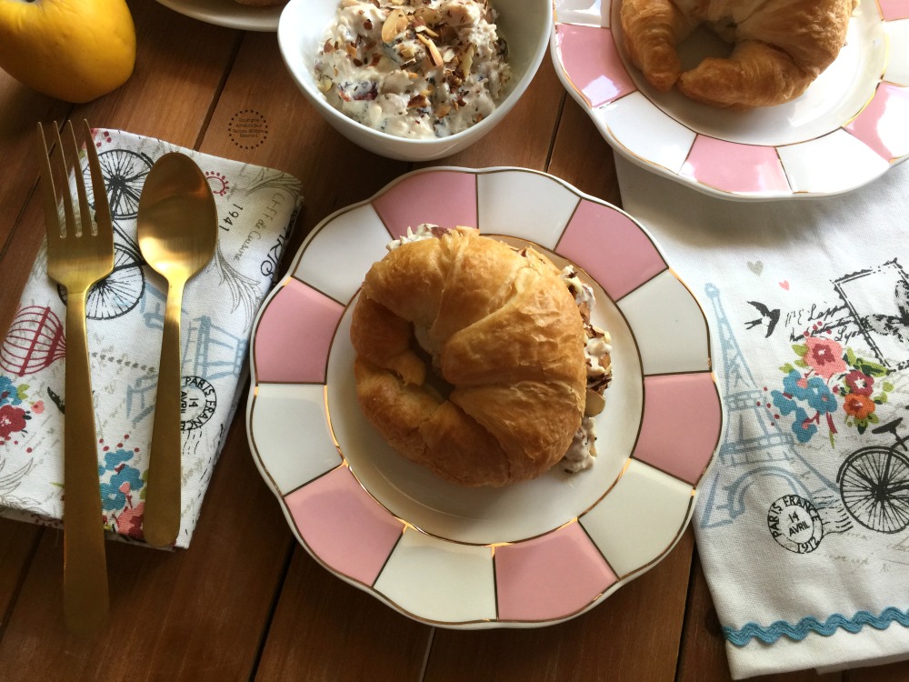 Exquisitos cuernitos rellenos de ensalada de pollo inspirados en los sabores de la Riviera Francesa