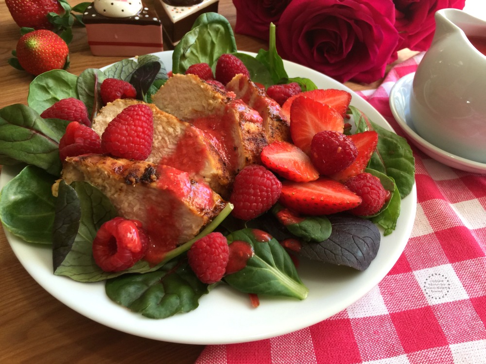 Preciosa Ensalada de Frambuesas y Pollo Asado lista en minutos