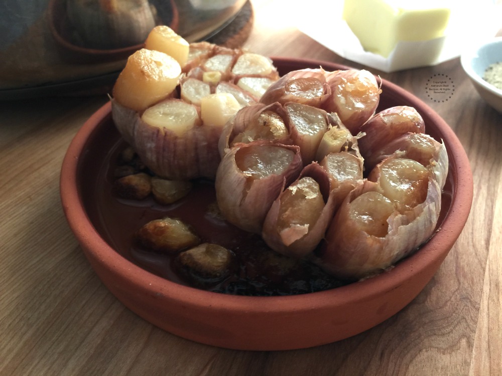 Ajo asado recién salido del horno