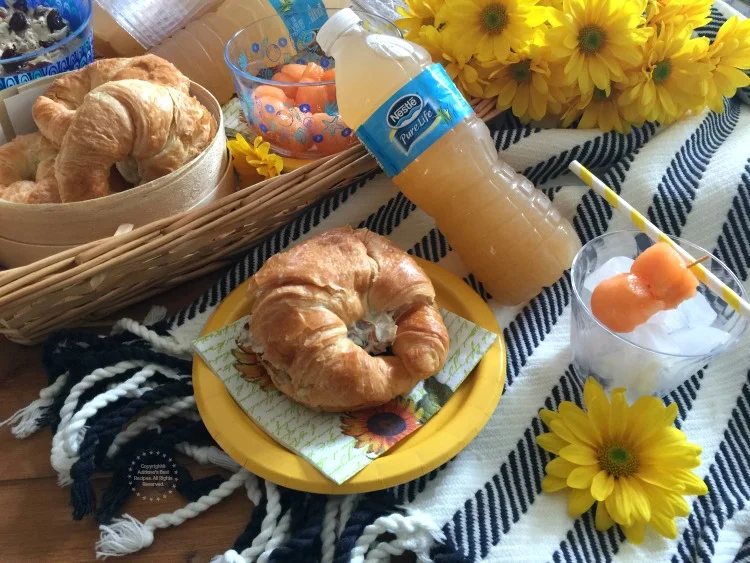 Acompañando el agua fresca con ricos cuernitos rellenos de ensalada de pollo y fruta fresca Acompañando el agua fresca con ricos cuernitos rellenos de ensalada de pollo y fruta fresca