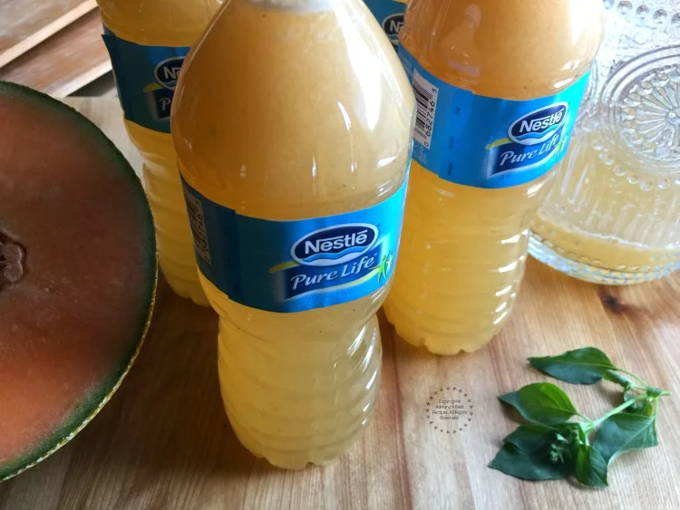 Reusar la botellas vacías es una buena idea Reusar la botellas vacías es una buena idea
