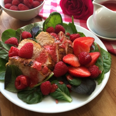 Ensalada de frambuesas y pollo asado con aderezo picante de Sriracha