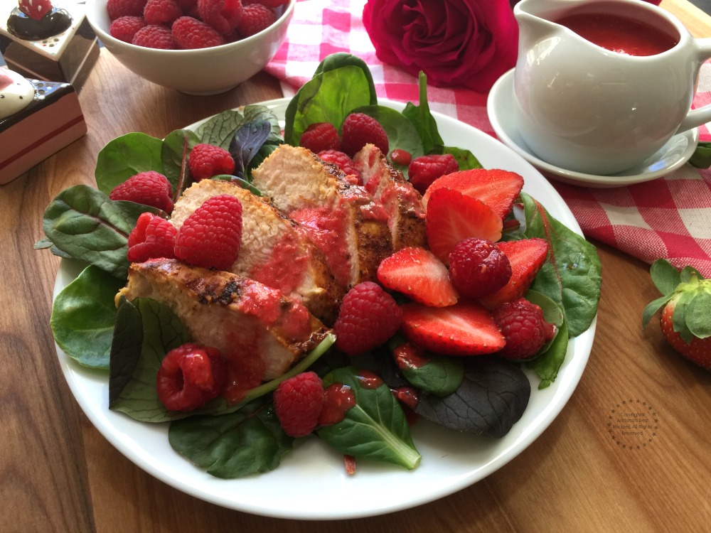 Ensalada de frambuesas y pollo asado con aderezo picante de Sriracha