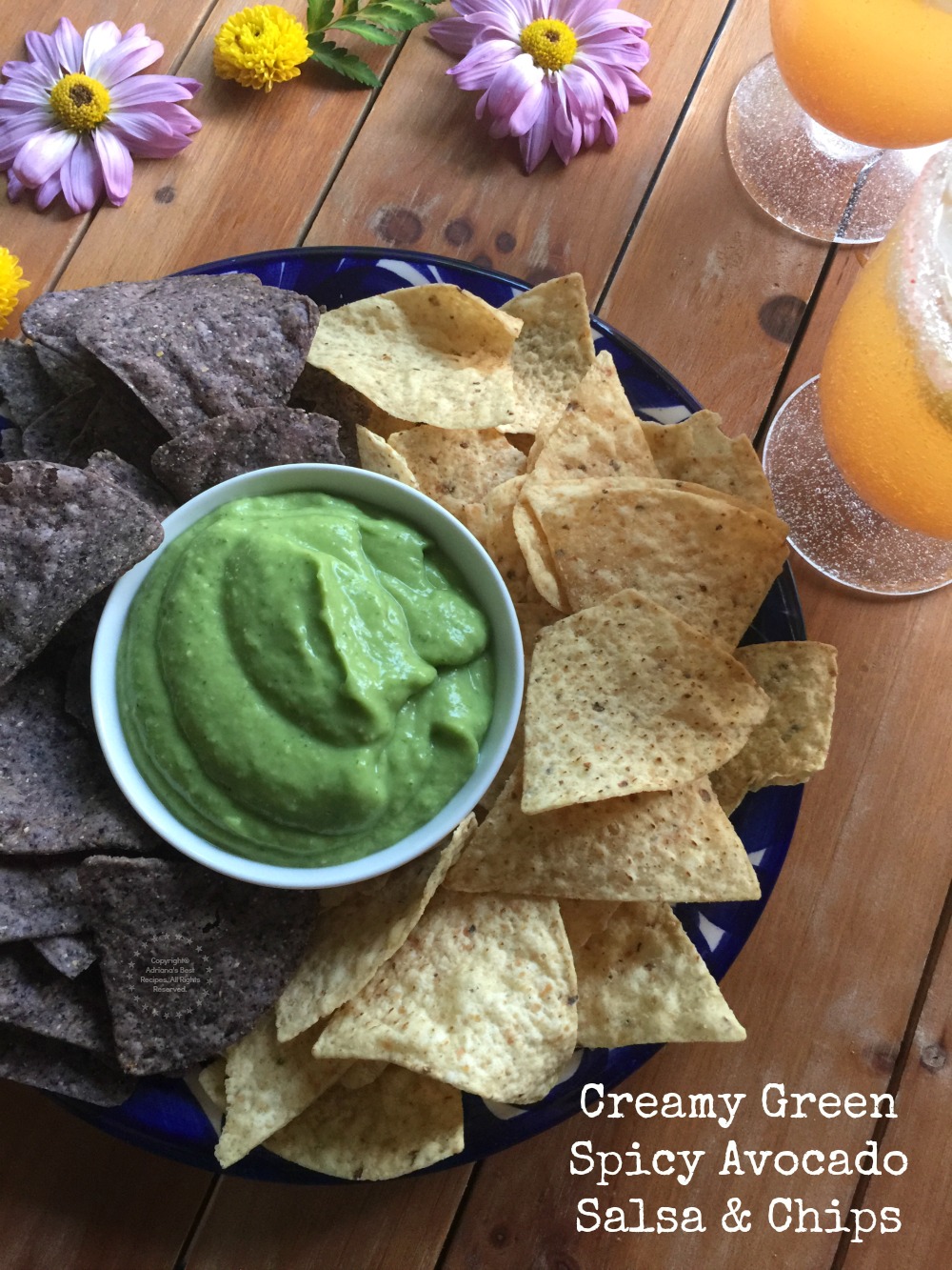 Sirve este coctel con totopos de maíz azul y blanco y una salsa verde cremosa con aguacate