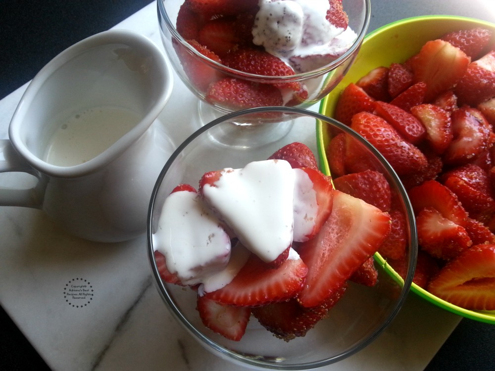 Deliciosas fresas frescas con crema mexicana