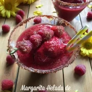 Este día de las madre celebremos con una sabrosa margarita helada de frambuesas. Con fruta fresca, chamoy y tequila blanco