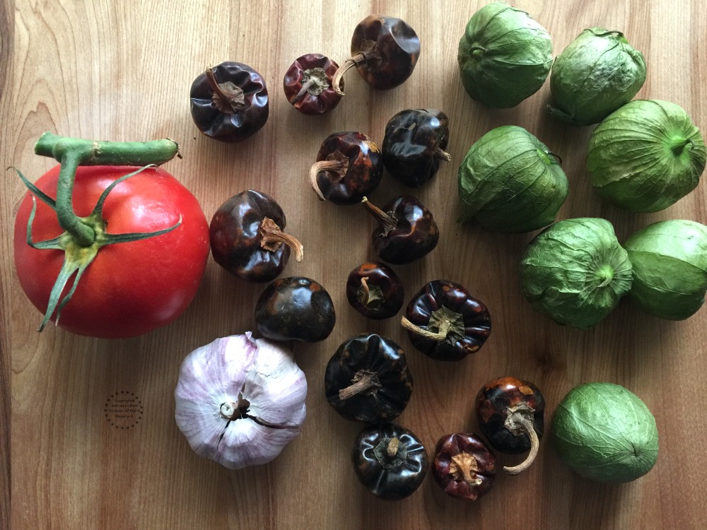 Ingredientes para la salsa taquera de chile cascabel 